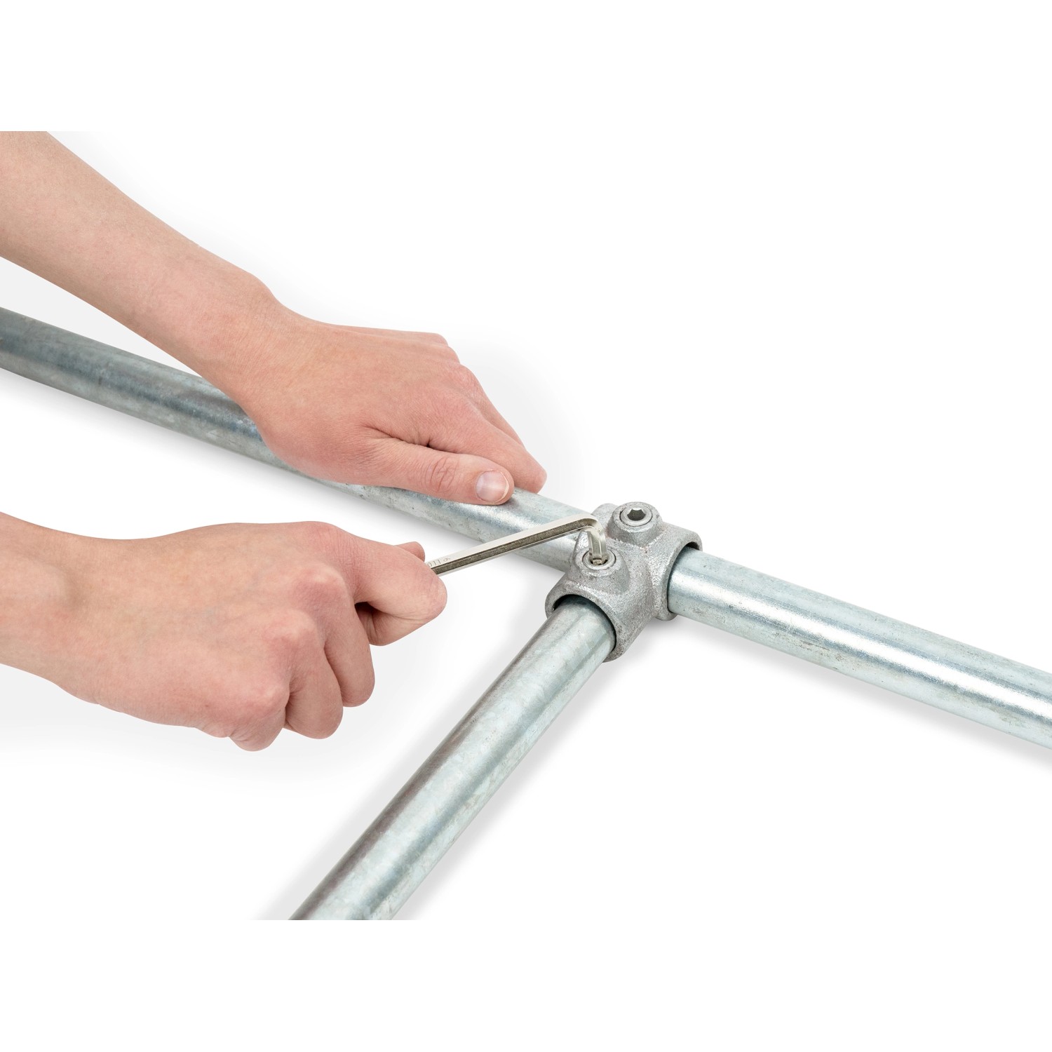 Sechskantschlüssel 6 mm im Einsatz zum Festziehen eines Stahlrohr-Verbinders (Ø 2,7 cm).