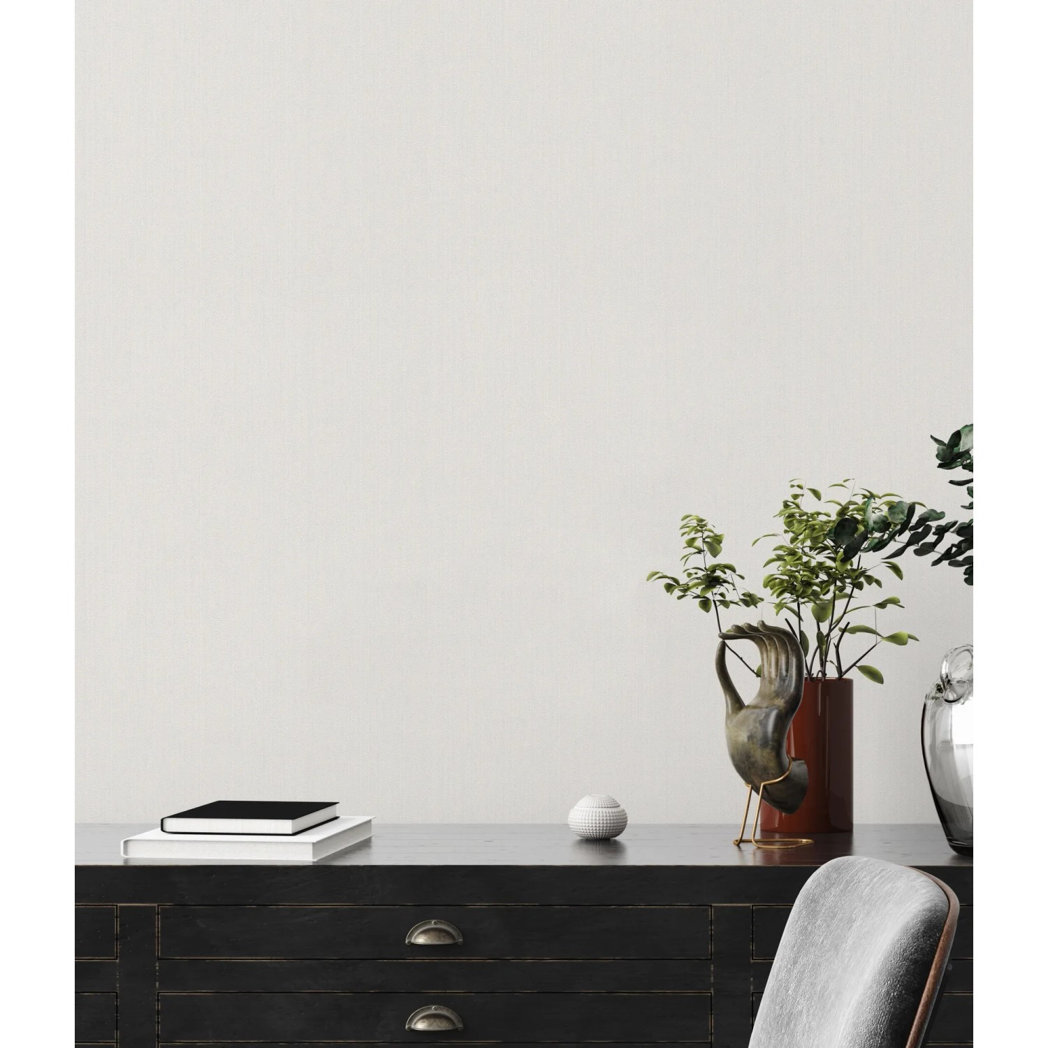 Helle Vliestapete Uni Weiß Metallic FSC® an Wand über Kommode im Wohnraum.