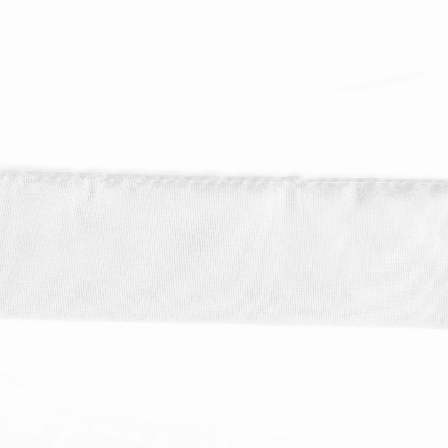 Detailaufnahme der weißen Bestlivings Sky Gardine mit Schlaufenaufhängung.
