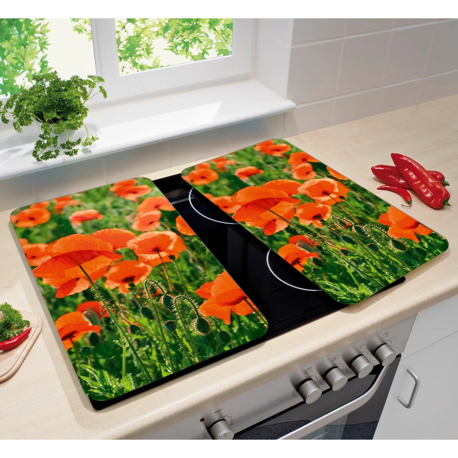 Wenko Herdabdeckplatten Mohnfeld 2er-Set auf einem Herd, mit Mohnblumen-Motiv.