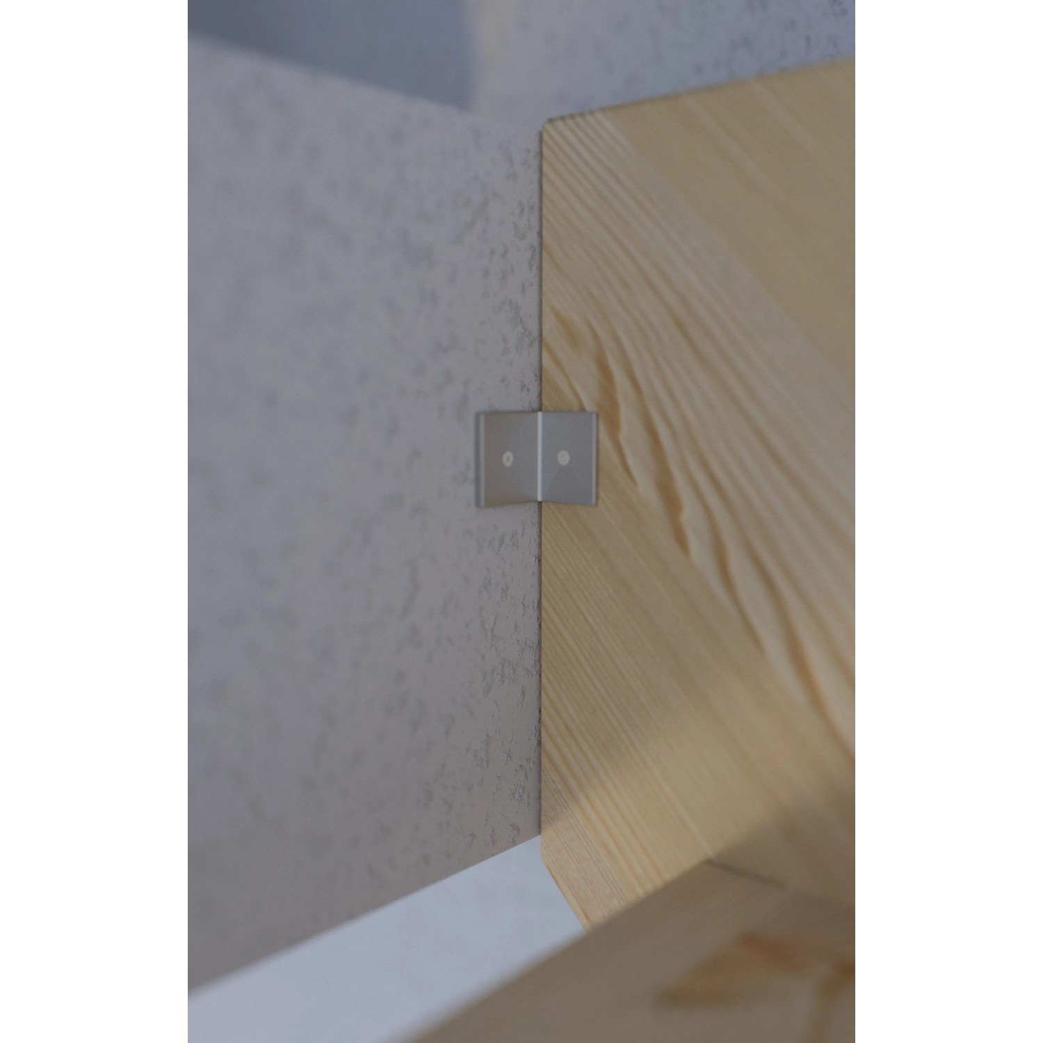 Detailaufnahme: StarWood Treppe Korfu Fichte, Verbindung von Stufe und Wand mit Winkel.