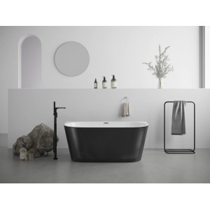 Moderne freistehende Acryl-Badewanne Divina in Schwarz-Weiß, 130 cm, im minimalistischen Bad.
