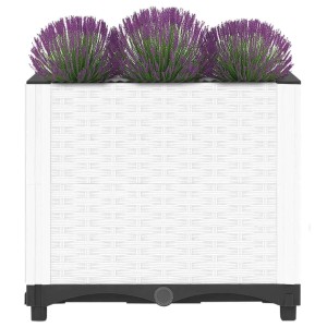 Weißes vidaXL Hochbeet (40x40x38 cm) aus Polypropylen mit Rattan-Optik und lila Pflanzen.