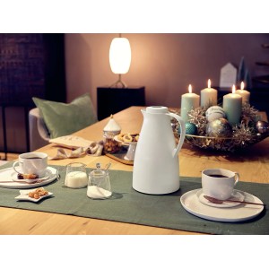 Weiße Isolierkanne Harmonic (1 l) auf gedecktem Tisch mit Geschirr und Adventskranz.