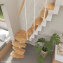 Raumspartreppe Intercon Quadro mit 13 Buche Natur Stufen, weißem Mittelholm und Holzgeländer, gewendelt.