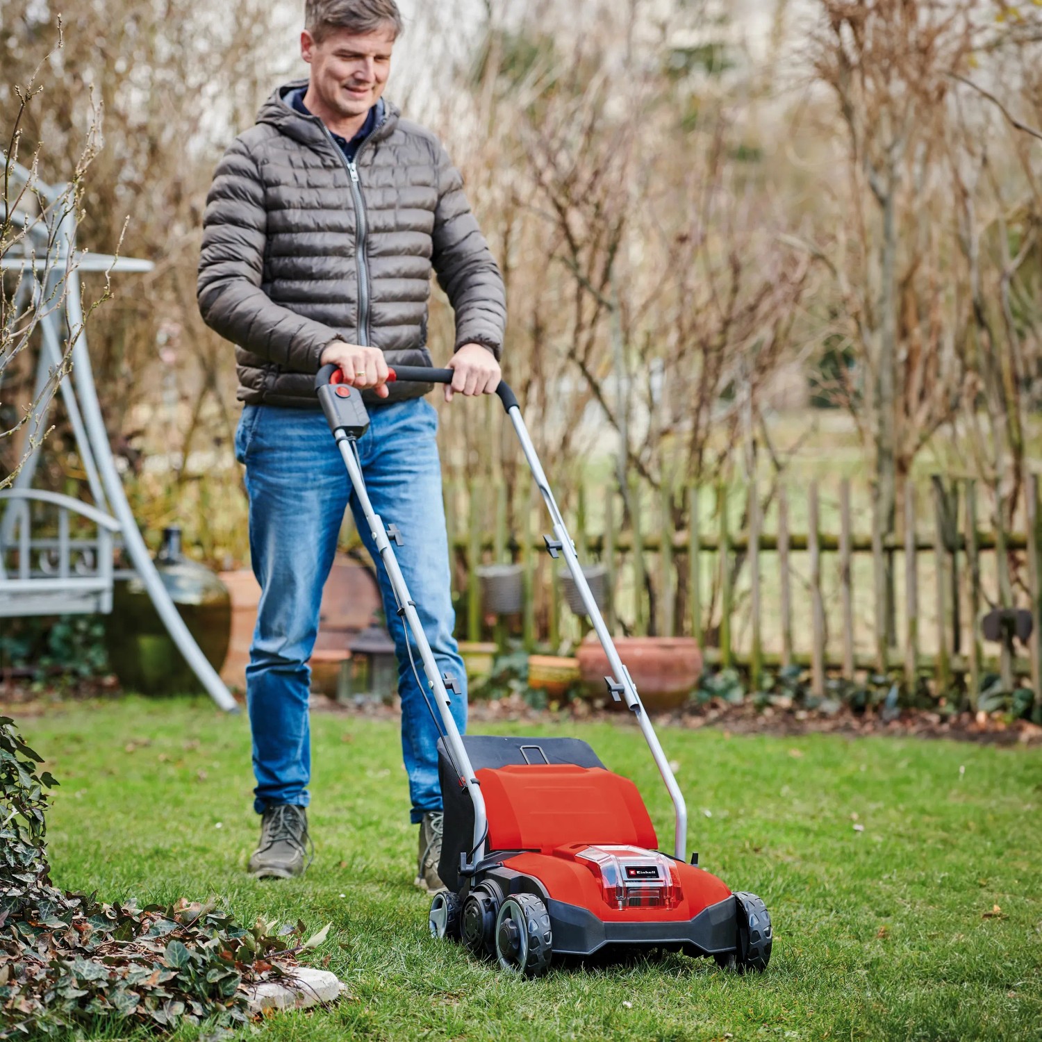 Einhell Akku-Vertikutierer GC-SC 18/28 Li-Solo in Nutzung auf Rasenfläche.