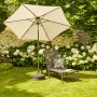 Siena Garden Rasendorn Universal mit Sonnenschirm und Liege im Garten.