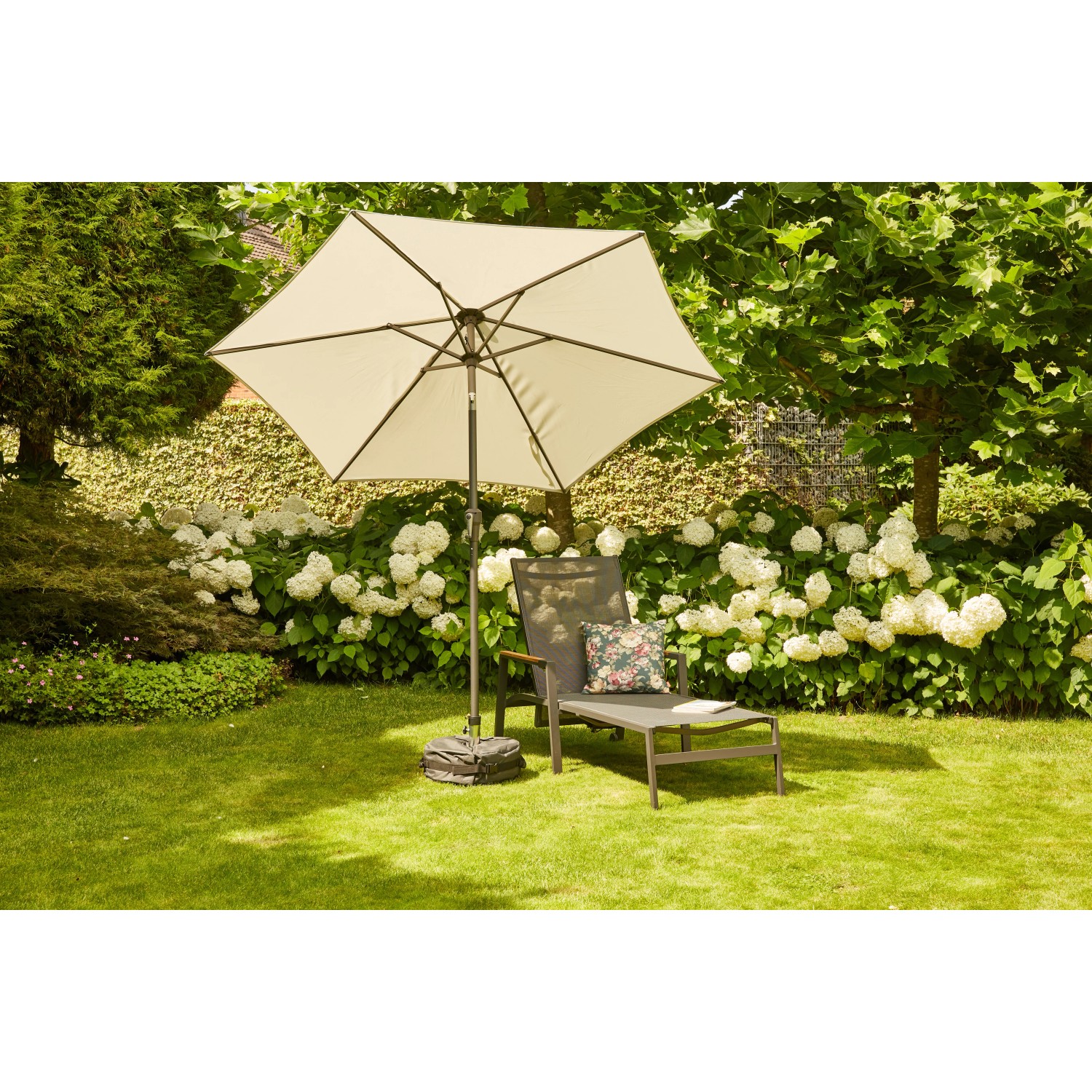 Siena Garden Rasendorn Universal mit Sonnenschirm und Liege im Garten.