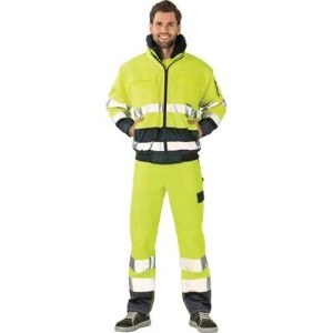 Mann in gelber Planam Warnschutz Comfortjacke und Hose mit Reflexstreifen. Wasserdichte, atmungsaktive Arbeitskleidung.