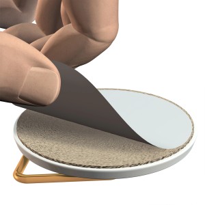 Artiteq Fliesenaufhänger 0,5 kg im 4er-Set: Hand zieht Schutzfolie ab, um Fliese aufzuhängen.