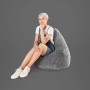 Frau sitzt im grauen Sitting Point Sitzsack Fluffy 220l. Bequemer Plüsch-Sitzsack für entspannte Stunden.