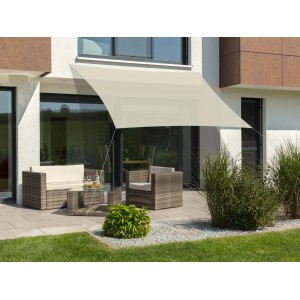 Rechteckiges, naturfarbenes Schneider Sonnensegel Teneriffa (360x250cm) über einer Sitzecke im Garten.