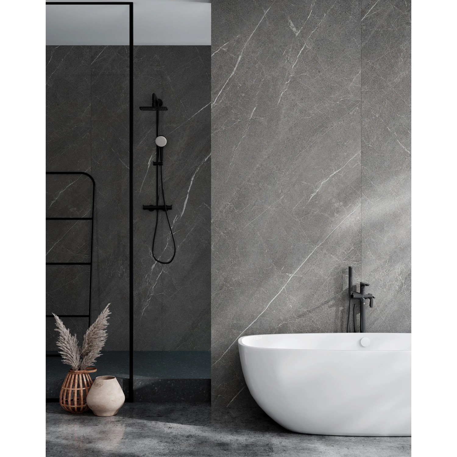 Helles Marmor Wandpaneel (260x90cm) im Badezimmer mit Dusche und Badewanne.