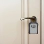 Schwarzer Schlüsseltresor aus Aluminium mit Zahlencode am Türgriff. Sicherer Schlüsselsafe für außen & innen.