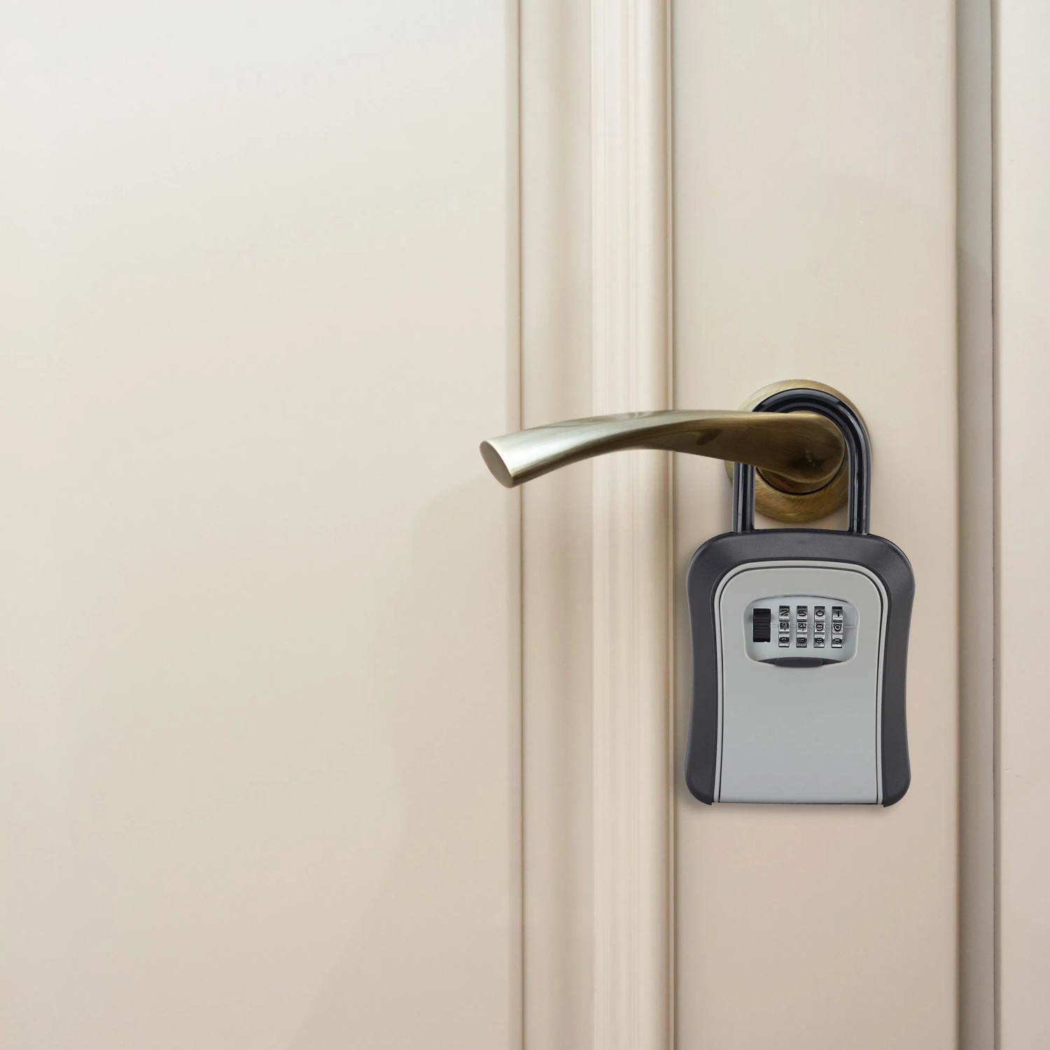 Schwarzer Schlüsseltresor aus Aluminium mit Zahlencode am Türgriff. Sicherer Schlüsselsafe für außen & innen.