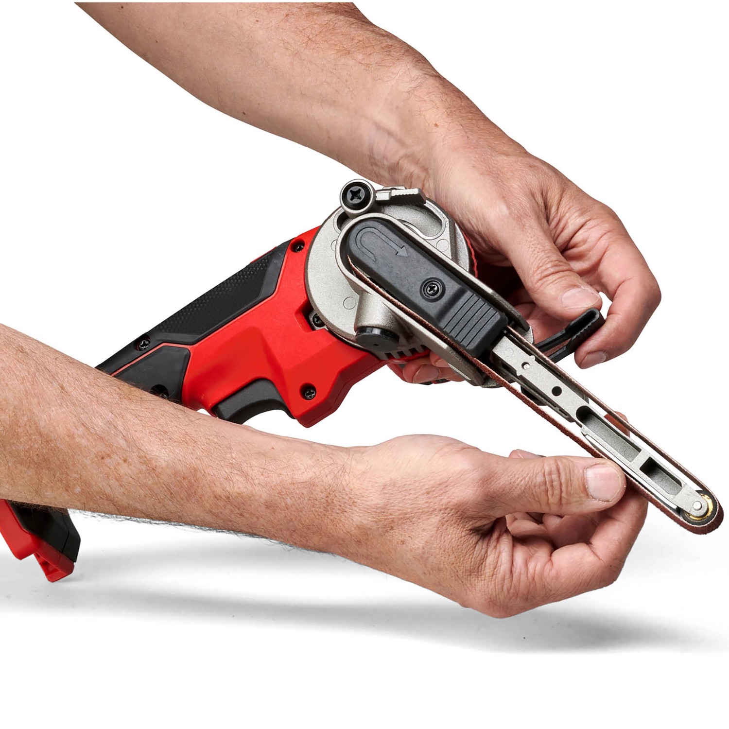 Einhell Akku-Bandfeile TE-BF 18 V Li-Solo in Nutzung, rotes Gehäuse, Schleifarm in Aktion.