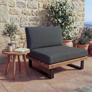 MCW Lounge-Sessel H54 aus braunem Akazienholz mit dunkelgrauen Polstern auf Terrasse. Gartenstuhl für Outdoor.