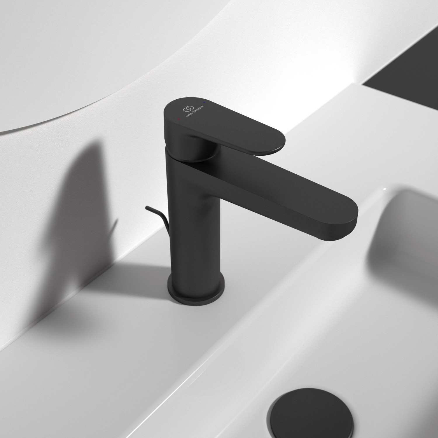 Ideal Standard Cerafine O Waschtischarmatur in Silk Black mit Ablaufgarnitur auf weißem Waschbecken.