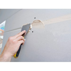 Anwendung von Knauf Uniflott Spachtelmasse (5 kg) auf Gipskartonplatte mit Spachtel.