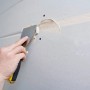 Anwendung von Knauf Uniflott Spachtelmasse (5 kg) auf Gipskartonplatte mit Spachtel.