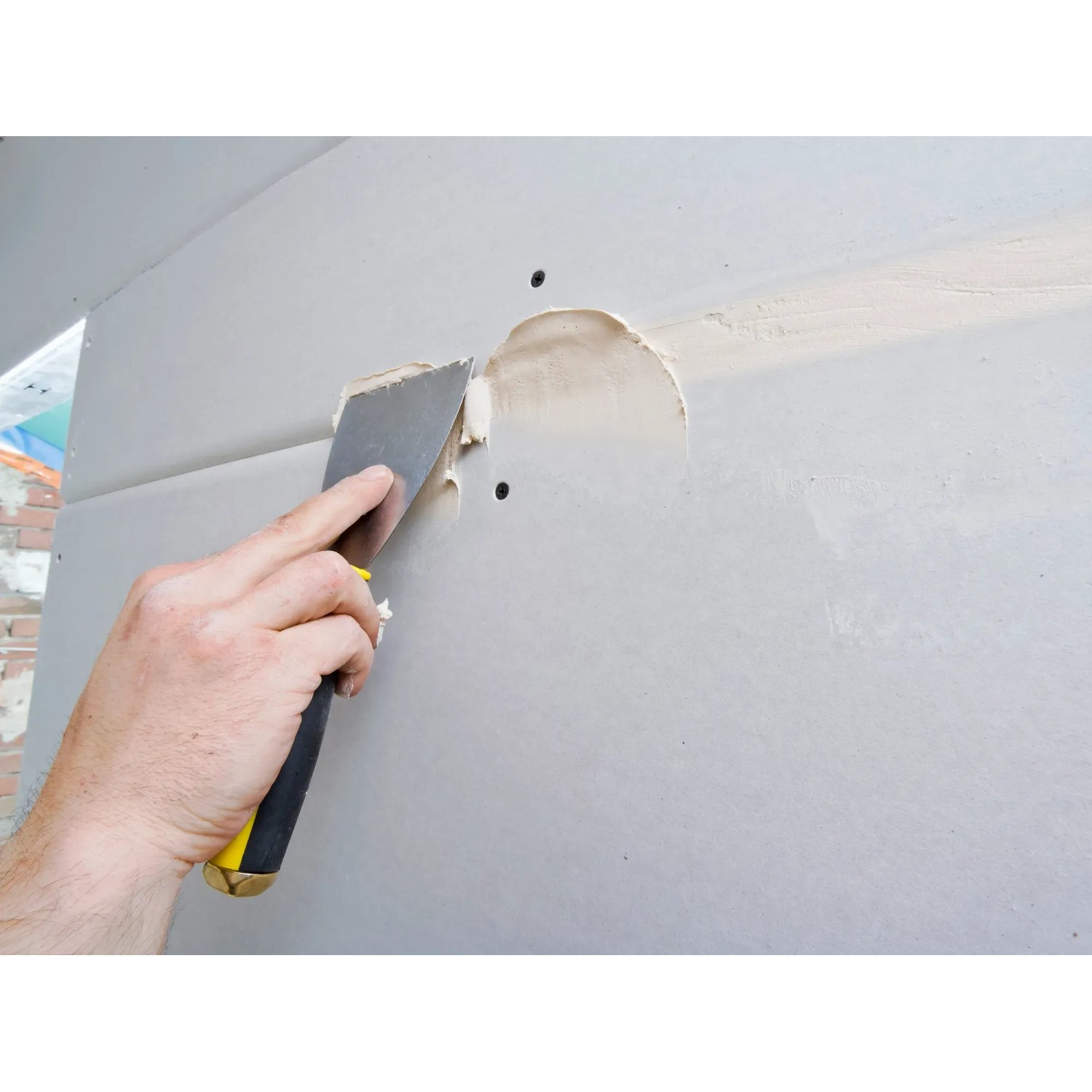 Anwendung von Knauf Uniflott Spachtelmasse (5 kg) auf Gipskartonplatte mit Spachtel.