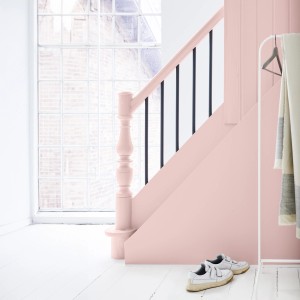 Treppe mit Alpina Feine Farben Lack No. 23 Wolken in Rosé® gestrichen, edelmatt.