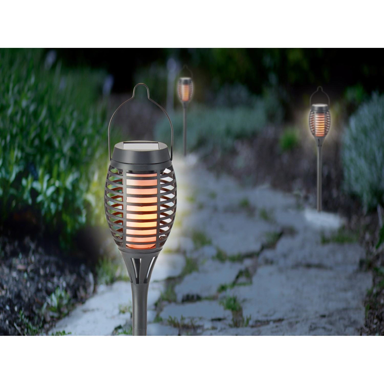 Schwarze Surbo Solarleuchte mit Flammeneffekt als Garten Deko.