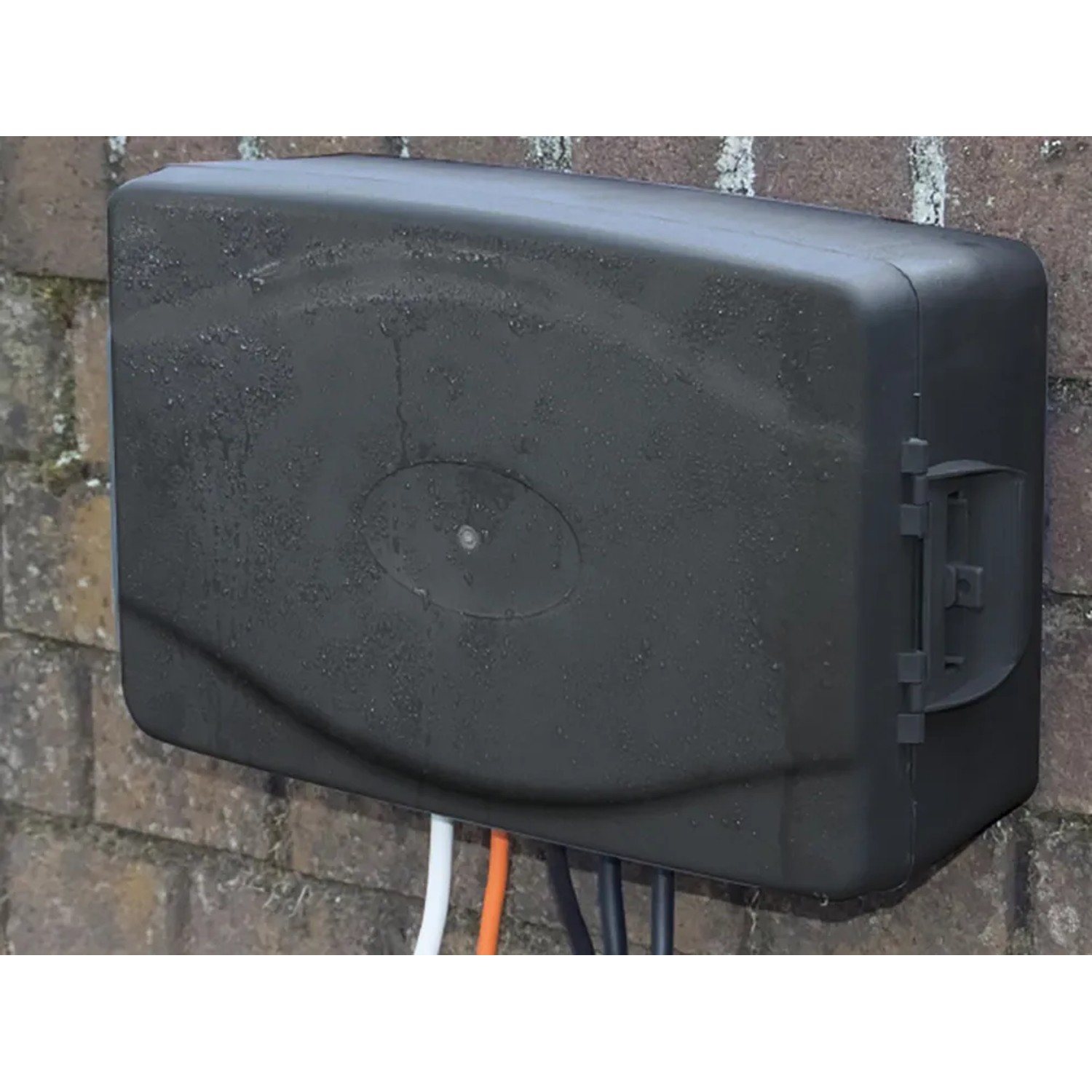 Schwarze Wetterschutzbox mit 3-fach Steckdosenleiste und 8m Kabel zur Stromverteilung im Außenbereich.