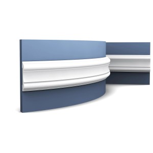 Flexible, weiße ORAC DECOR P8040F LUXXUS Wandleiste/Friesleiste (200cm) an blauer Wand.