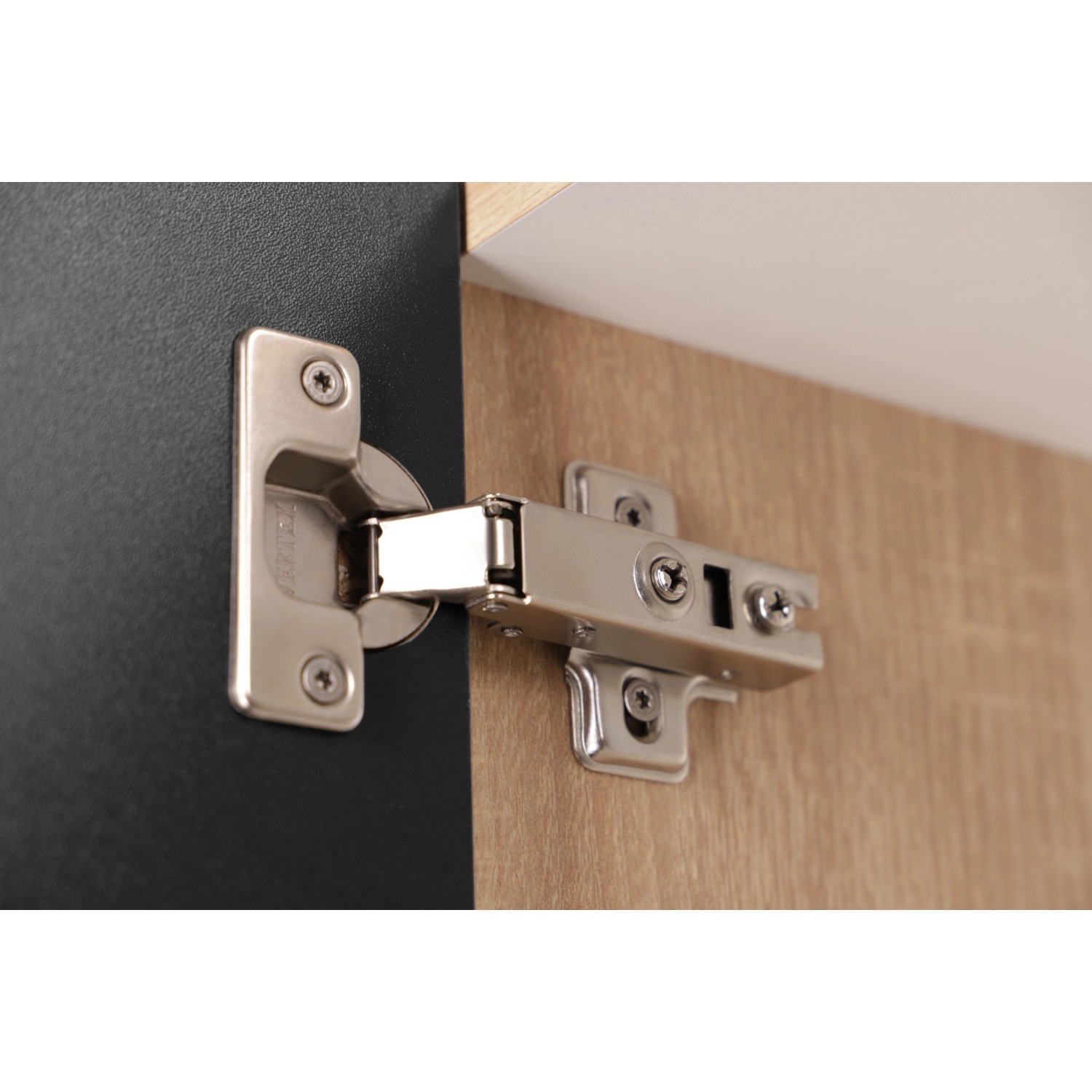 Detailaufnahme: Scharnier am schwarzen Respekta Kühlschrankumbau, Teil der Herdumbauschränke.