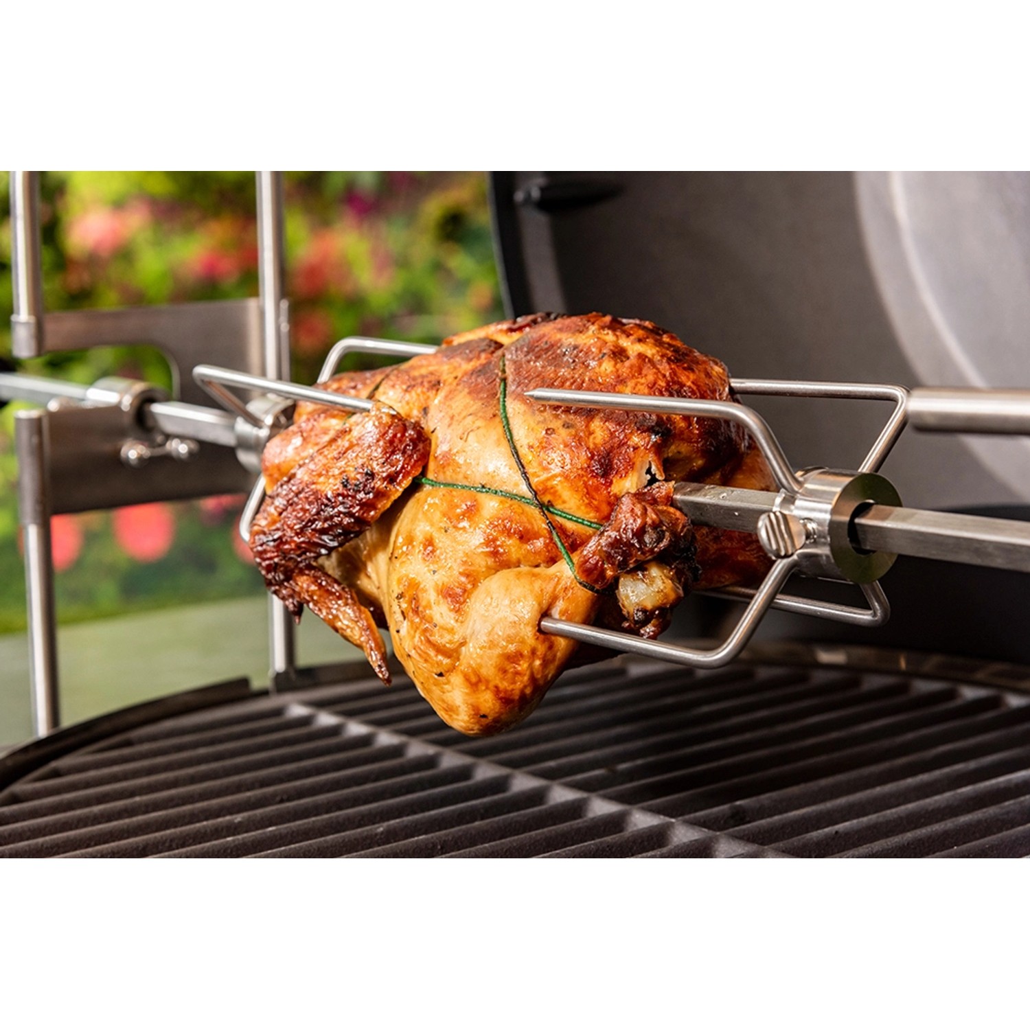 Char-Broil All-Star Grillspieß mit gegrilltem Hähnchen. Grillzubehör für knusprige Ergebnisse.