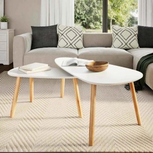 Weißes 2-tlg. Couchtisch-Set aus Kiefernholz mit organischen MDF-Platten im skandinavischen Design im Wohnzimmer.