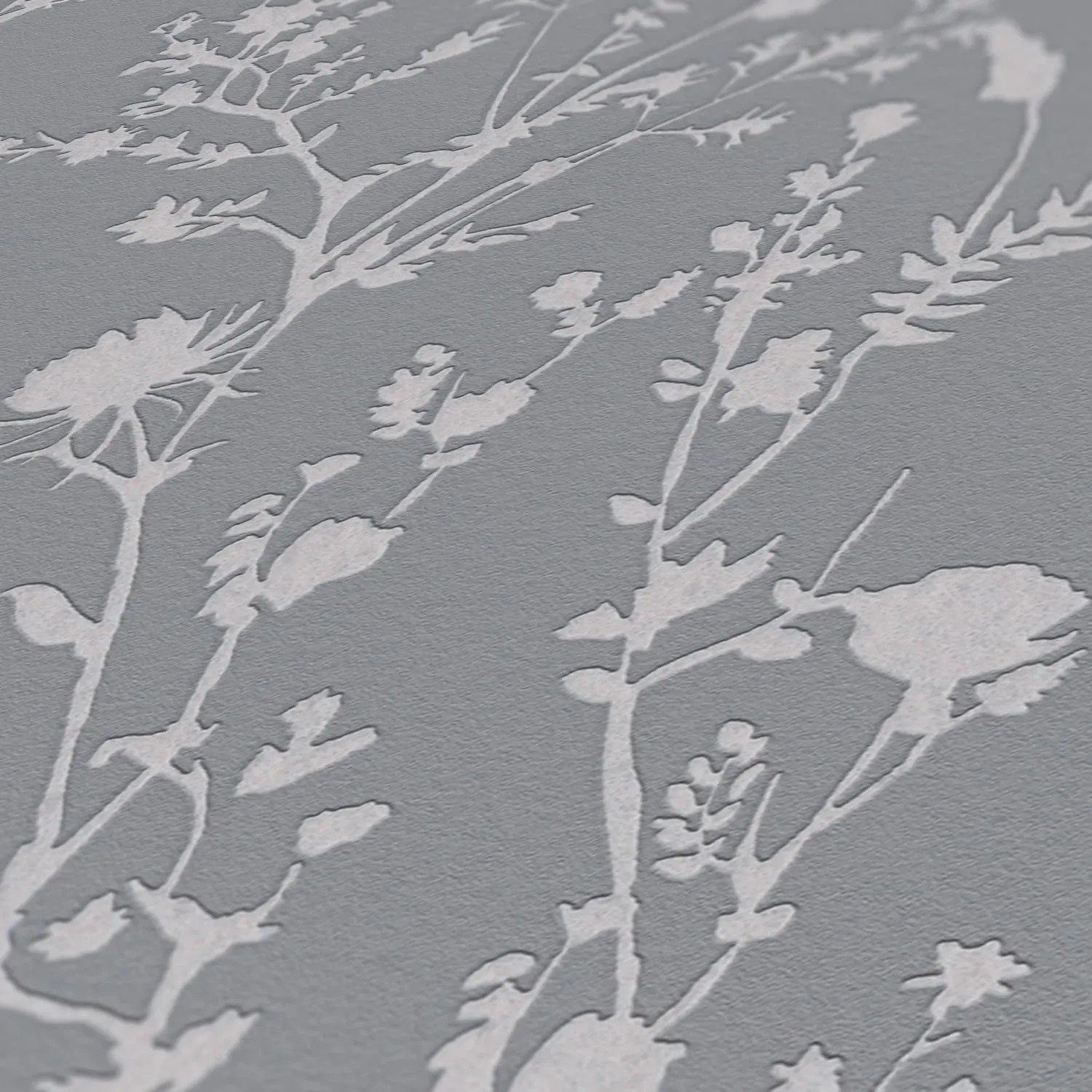 Schimmernde, graue Vliestapete mit floralem Muster in Silber. Dekorative Tapete für Wohnräume.