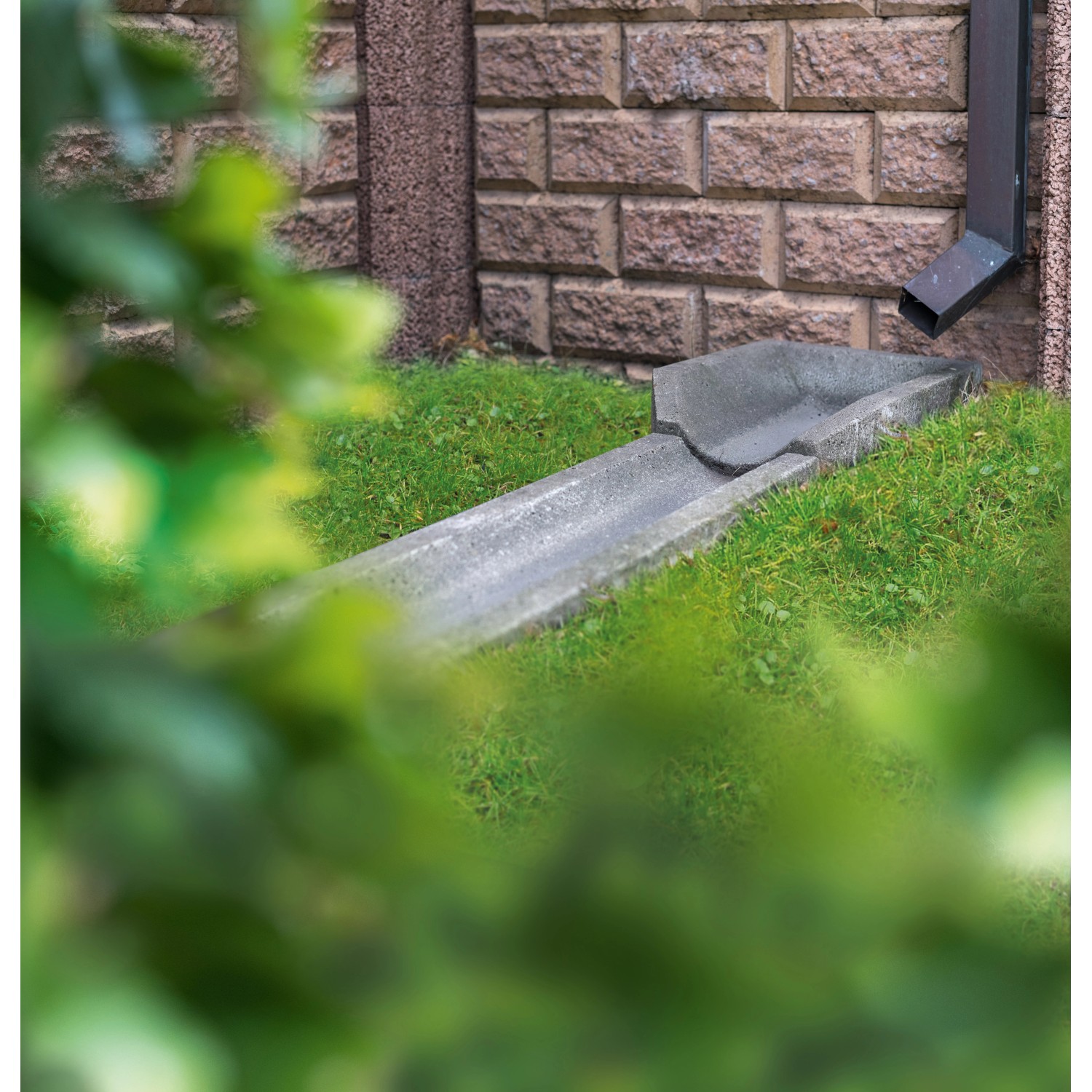 Diephaus Rania Ablaufrinne Einlaufstück, grau, aus Beton für Hof- und Wegentwässerung.