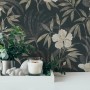 Vliestapete mit Dschungel Blumenmuster in Braun und Grau. Dekorative Tapete für ein tropisches Ambiente.