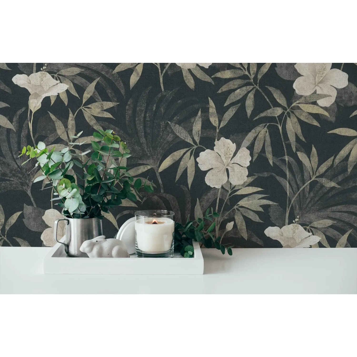 Vliestapete mit Dschungel Blumenmuster in Braun und Grau. Dekorative Tapete für ein tropisches Ambiente.