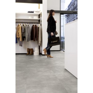 Verlegter Gerflor Vinylboden Senso Dry Back 30 Beton Spirit Medium in Steinoptik im Raum.