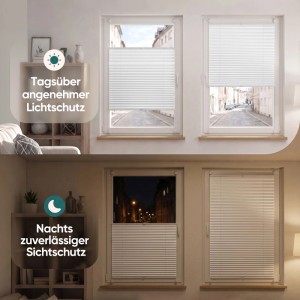 Weißes Klemmfix-Verdunkelungsplissee am Fenster, tagsüber als Lichtschutz oben offen, nachts als Sichtschutz geschlossen.