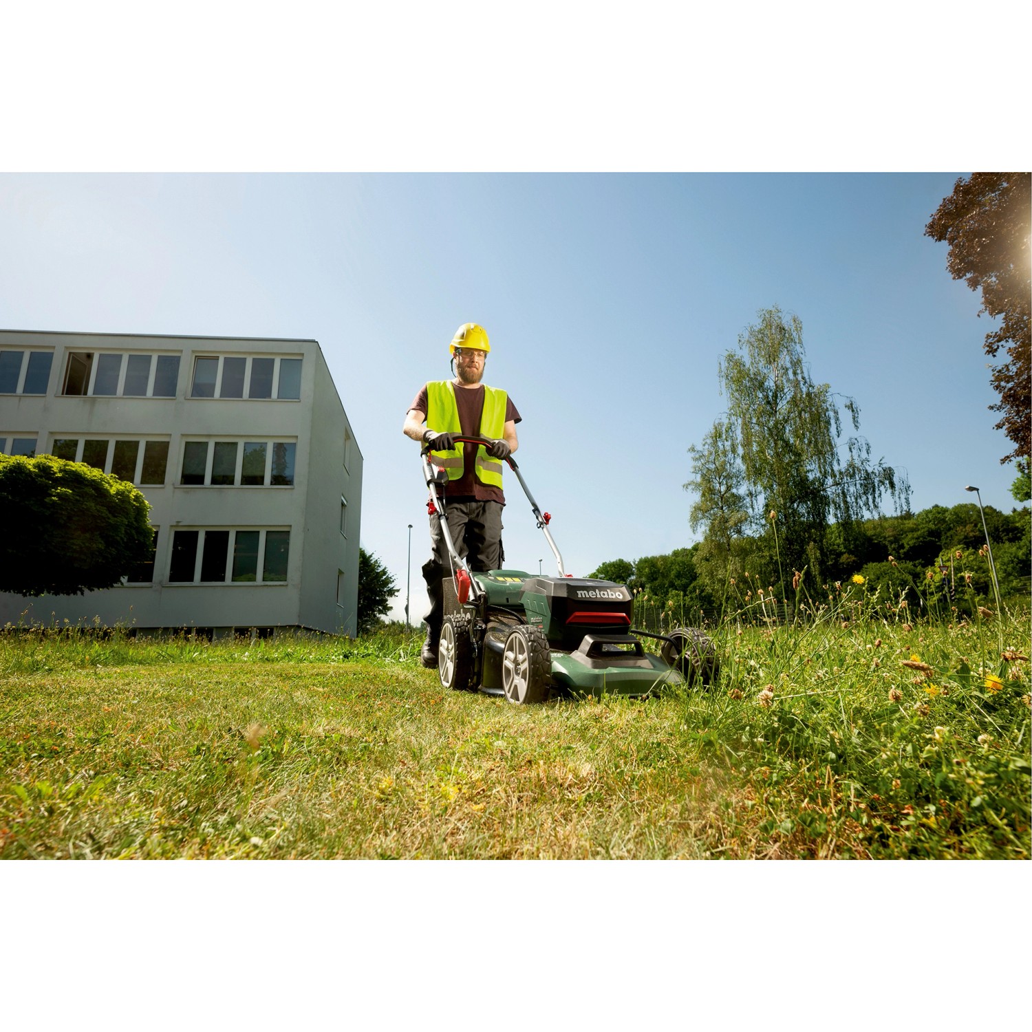 metabo Akku-Rasenmäher RM 36-18 LTX BL 46 im Einsatz auf einer Rasenfläche.