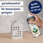 Belton Free AQUAcolours Buntlack Spray RAL 7035 Lichtgrau hochglänzend beim Lackieren eines Deko-Hauses.
