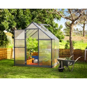Graues Palram Canopia Gewächshaus (3,4 m²) mit geöffneter Tür und Fundamentrahmen im Garten.