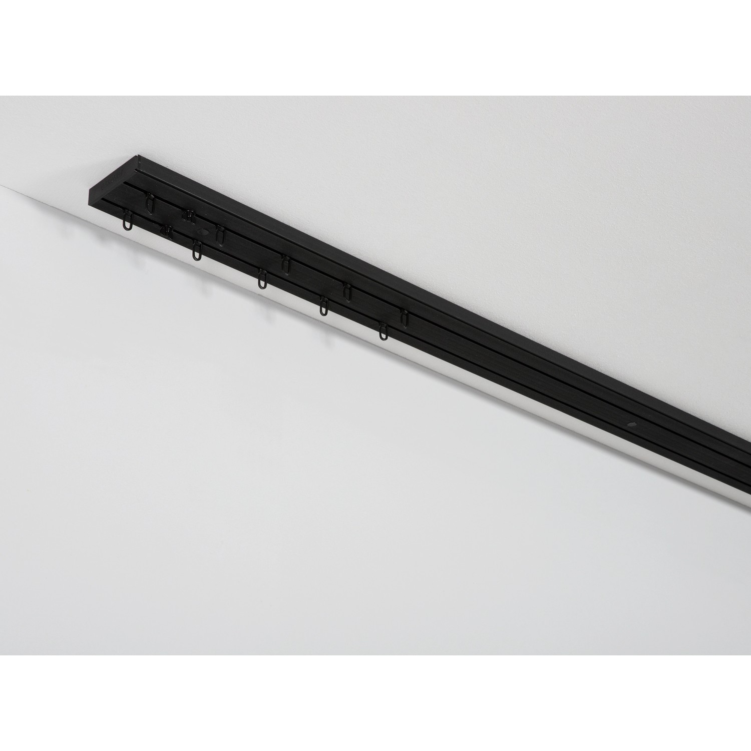 Schwarzes Gardinia Vorhangschienen-Set, 2-läufig, 150 cm, an weißer Decke montiert.