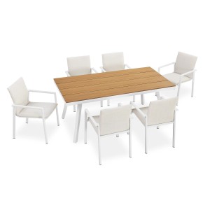 Juskys Gartenmöbel Set Maui Beige: Tisch mit Polywood-Platte und 6 Stühle mit beigen Kissen.