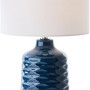 Blaue Brilliant Tischleuchte Ilysa (42 cm) mit weißem Textil-Lampenschirm für den Innenbereich.