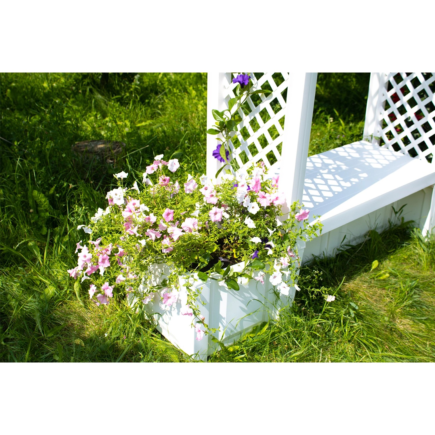 Weiße KHW Gartenbank Brüssel mit Rundbogen und bepflanzten Kästen im Garten.