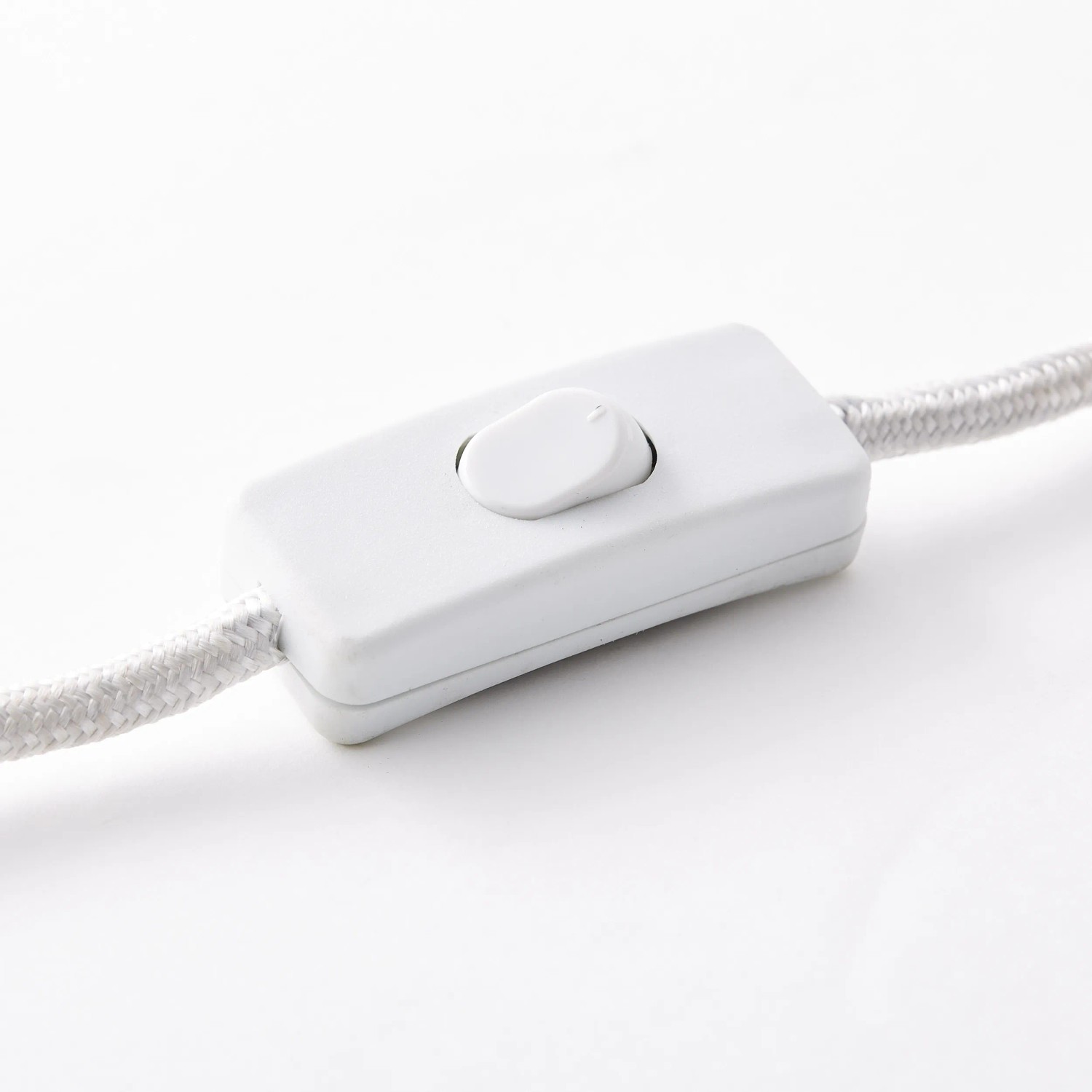 Detailaufnahme des weißen Schnurzwischenschalters der Brilliant Nori Tischleuchte.