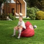 Junge sitzt auf rotem FCB Sitzsack BeanBag (220 l) im Garten.