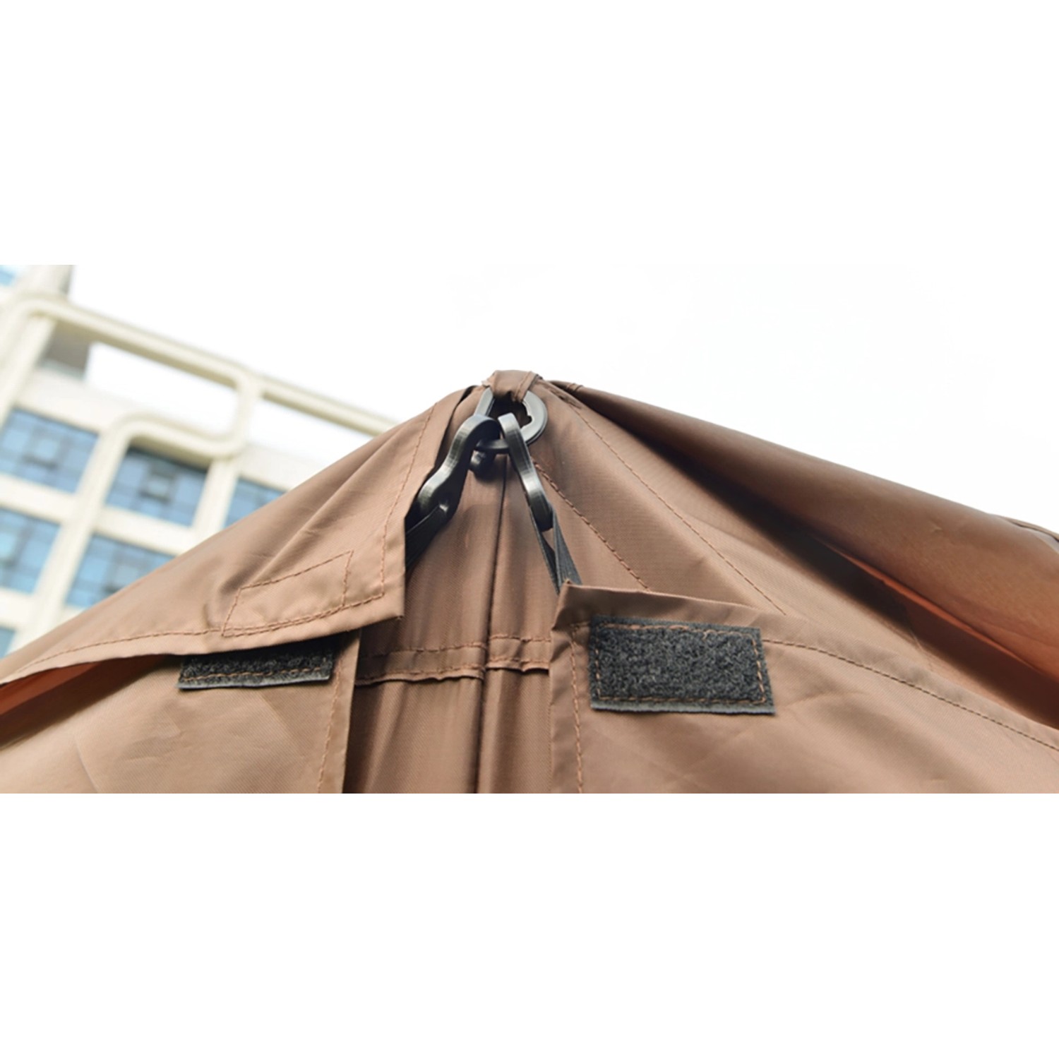 Braune Seitenwand für Faltpavillon ClapTop 400, Detailaufnahme der Befestigung.