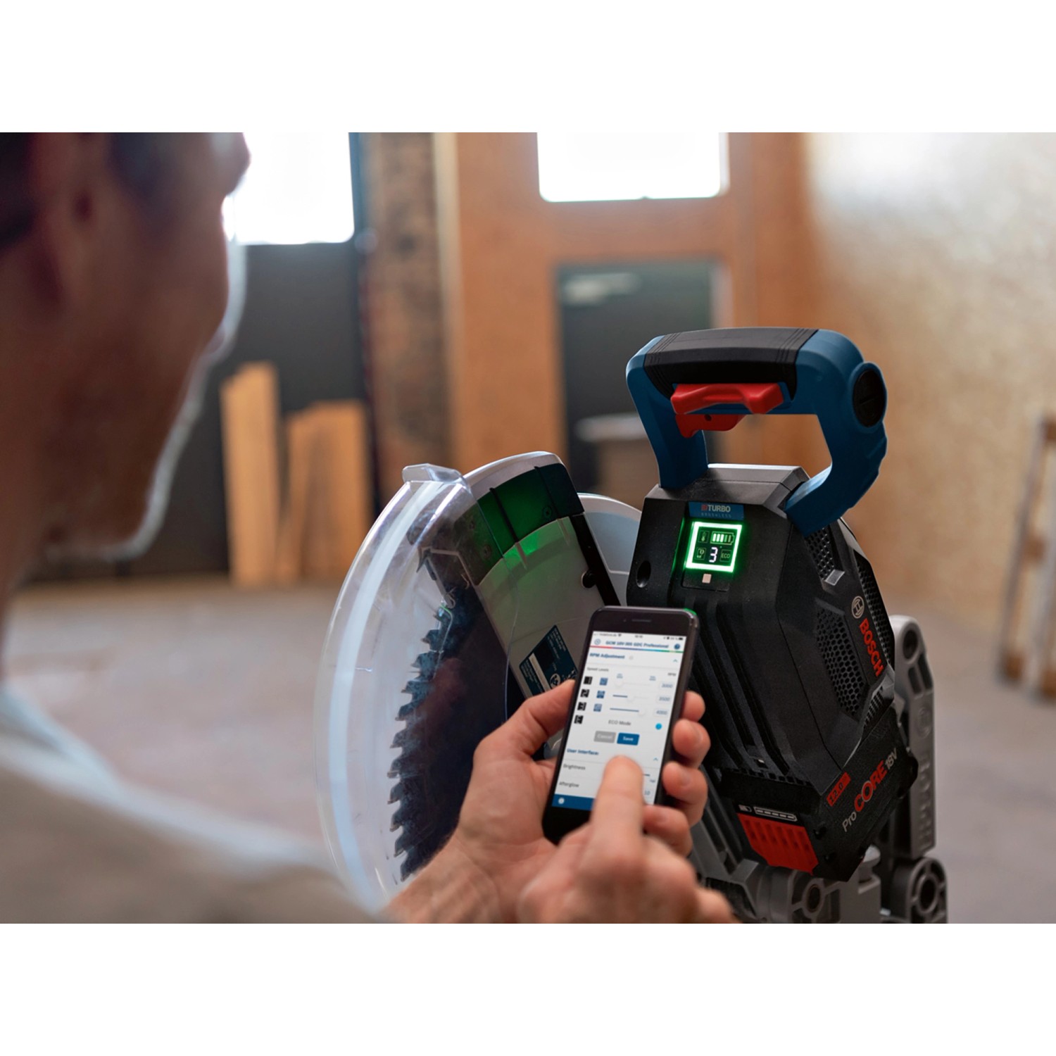 Bosch Professional Akku-Kapp- und Gehrungssäge GCM 18V-305 GDC mit Smartphone-App.