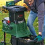 Bosch AXT 25 TC Gartenhäcksler mit Bediener beim Entleeren des Fangkorbs.